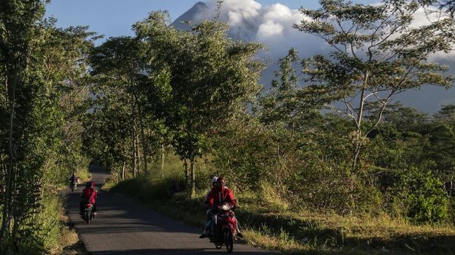 Walau menyatakan Gunung Merapi aman dikunjungi, namun Jonan tetap mengingatkan agar wisawatan menjauh dari puncaknya.