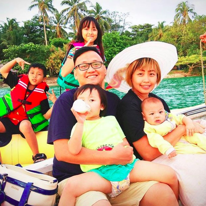 <p>Formasi lengkap. Pinkan bersama buah hatinya Muhammad Alfa Rezel, Michele, Chara dan Luke. Ada juga suami Pinkan, Steve Wantania. (Foto: Instagram/ @pinkan_mambo)</p>