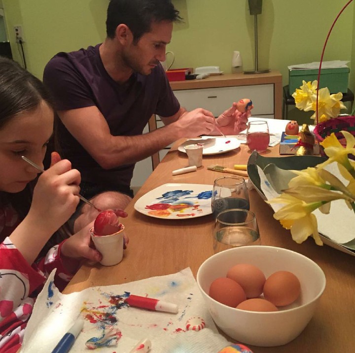 <p>Lihat tuh, Ayah Lampard sibuk menghias telur bareng si kecil. (Foto: Instagram/franklampard)</p>