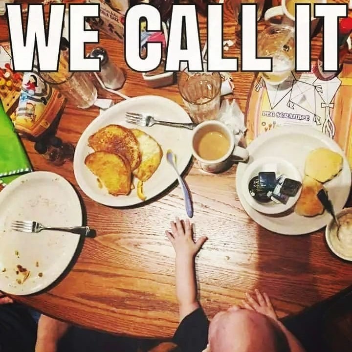 <p>Saat bayi ikut meramaikan meja makan, yuk jauhkah piring-piring makanan dari jangkauannya. Karena piring dan isinya bisa jadi sesuatu yang menarik perhatian bayi. (Foto: Instagram @little_fingers_food)</p>