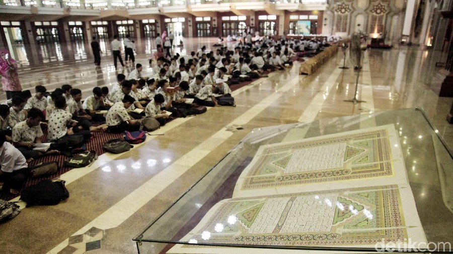 Ratusan pelajar Jakarta Islamic Centre, Koja, Jakarta Utara, tengah mengikuti pesantren kilat. Hal itu dilakukan untuk mengisi waktu di bulan ramadan.