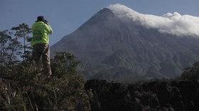 Gunung Merapi Luncurkan Guguran Lava Empat Kali