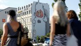FOTO: 'Berlin Mural Fest 2018' Sulap Ibu Kota Jerman Ajang Berlin Mural Fest 2018 berhasil mempercantik tembok-tembok di ibu kota Jerman dan menarik perhatian para pecinta seni dari seluruh dunia.