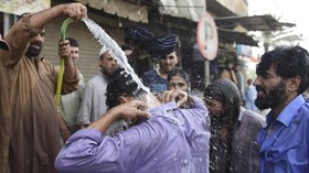 FOTO: Gelombang Panas Terjang Pakistan di Bulan Ramadan