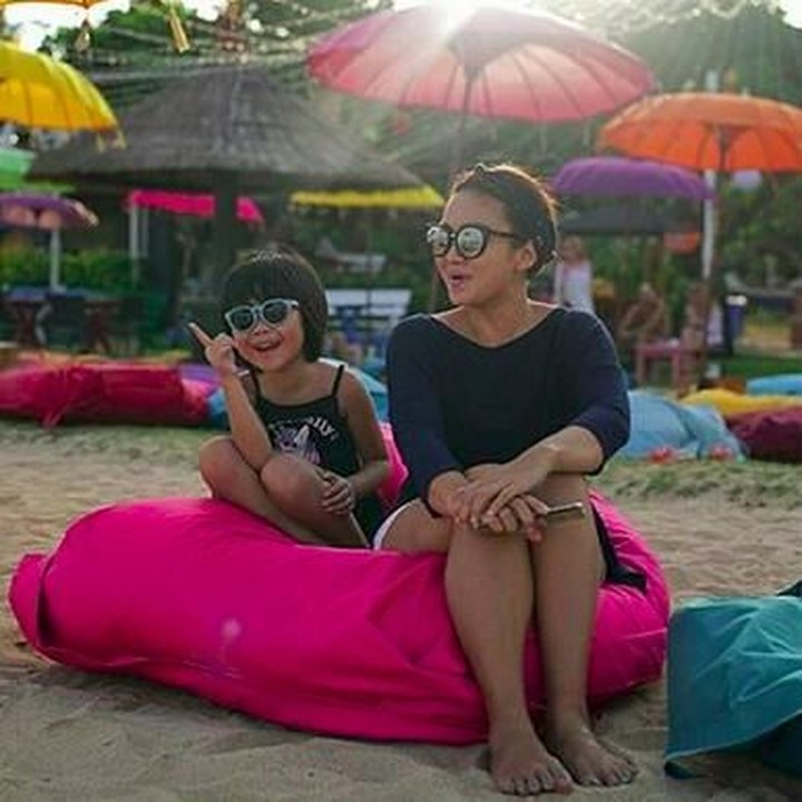 <p>Kompakan sama Alika pakai baju berwarna gelap dan kacamata hitam saat santai di pantai. (Foto: Instagram @pandasuper)</p>