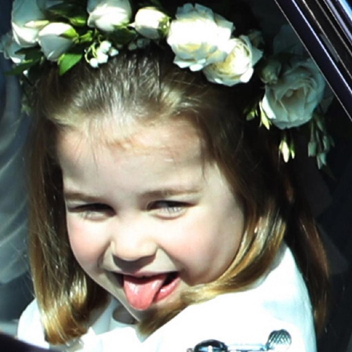 Di pernikahan Pangeran Harry, Putri Charlotte menunjukkan lidahnya ke fotografer saat di dalam mobil. (Foto: Getty Image)