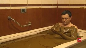 VIDEO: Berendam Minyak Naftalan di Azerbaijan