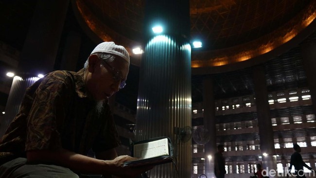 Sejumlah orang menunggu waktu berbuka di Masjid Istiqlal, Jakarta. Mereka mengisinya dengan tadarus alquran.