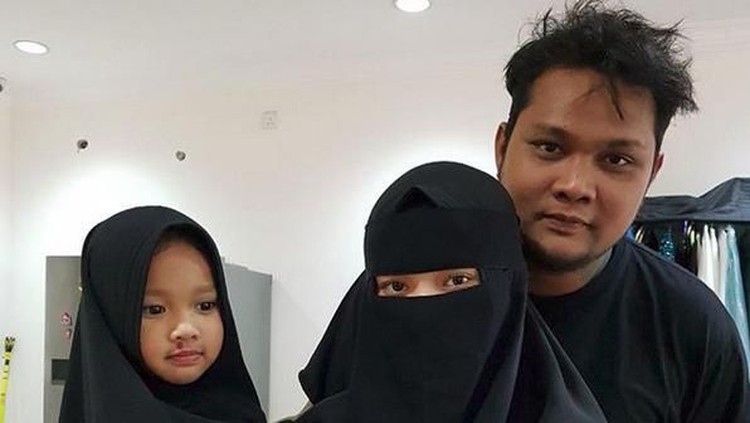Penyanyi Virgoun mulai berhati-hati dalam berperilaku karena anak perempuannya sudah pandai meniru.