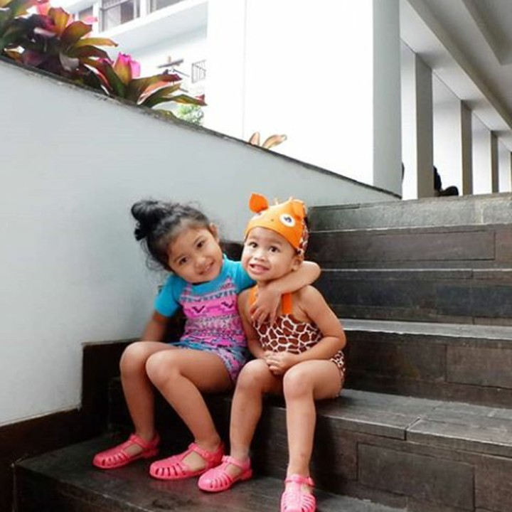 <p>Aw, so sweet! Kakak-adik ini saling sayang lho. (Foto: Instagram @hada9)</p>
