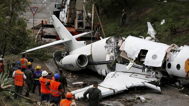 Jet pribadi tergelincir saat akan mendarat di Bandara Honduras hingga pesawat terbelah dua. Seluruh penumpang selamat dan hanya cedera ringan.
