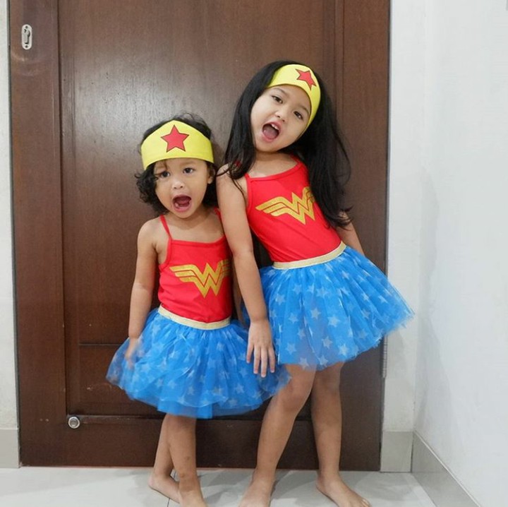 <p>Kompak banget nih pakai kostum Wonder Woman. (Foto: Instagram @hada9)</p>
