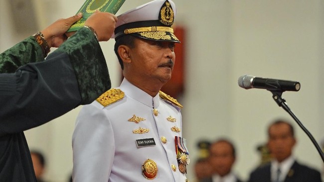 Panglima TNI Marsekal Hadi Tjahjanto memimpin acara sertijab KSAL dari Ade Supandi ke Siwi Sukma Adji. Hadi memberi tugas ke Siwi untuk dukung program Jokowi.