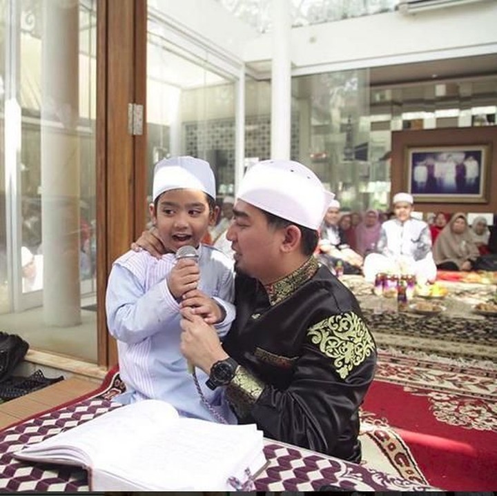 <p>Pakai peci dan baju koko, Ustaz Solmed kompak banget sama anaknya, Sulthan, Bun! (Foto: Instagram @ustad_solmed)</p>