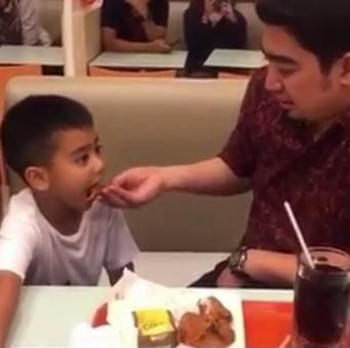 Hmm, sepertinya Sulthan baru mau makan kalau disuapi ayahnya nih, hi-hi. (Foto: Instagram ustad_somed)