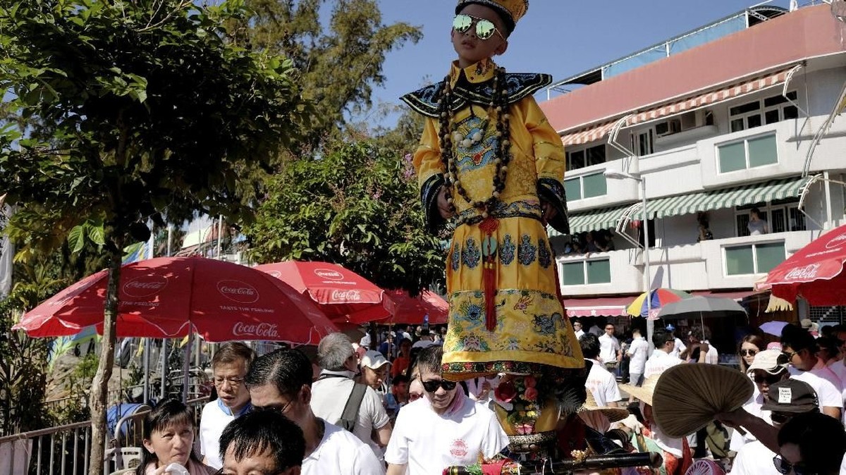 FOTO: Mengarak Si Anak Jangkung
