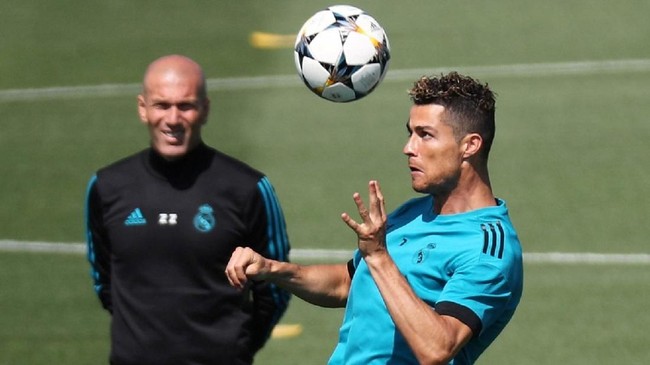 Cristiano Ronaldo menyebut Zinedine Zidane sebagai sosok spesial dalam kariernya karena ia selalu menaruh kepercayaan penuh pada CR7.