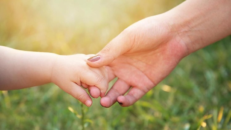 Meski anaknya berusia 7 tahun, tapi ibu ini masih menyusuinya. Hmm, kenapa dia melakukannya ya?