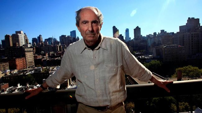 Philip Roth pernah dianugerahi medali Kemanusiaan oleh Presiden AS Barack Obama pada 2011, lalu memutuskan pensiun menulis.