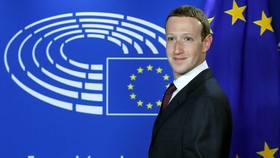 Zuckerberg Bantah Larang Petinggi Facebook Pakai iPhone