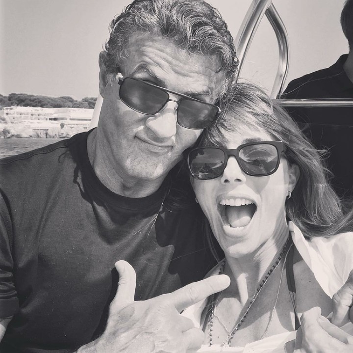 <p>Pose konyol meski sudah menikah 21 tahun, kenapa nggak? (Foto: Instagram/officialslystallone)</p>