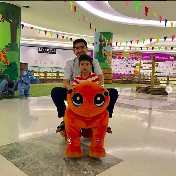 Ajak main anak dulu ya. Yang penting si kecil happy. (Foto: Instagram ustad_somed)