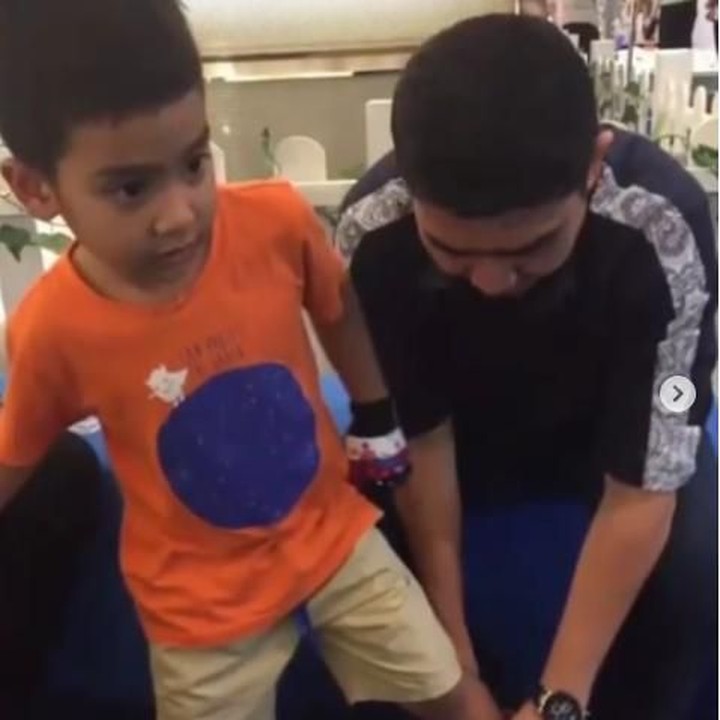Sulthan dan ayahnya lengket banget ya, Bun. Tuh pakai sepatu saja, dibantuin ayahnya lho. (Foto: Instagram ustad_somed)