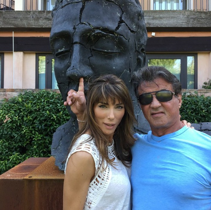 <p>Hmm, kira-kira Jennifer ngeh nggak ya dengan keisengan sang suami saat foto ini diambil? (Foto: Instagram/officialslystallone)  </p>