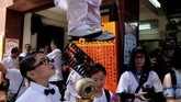 FOTO: Mengarak Si Anak Jangkung Bun Festival digelar sebagai ritual untuk mengusir wabah penyakit yang mematikan anak-anak kecil kala zaman Dinasti Qing.