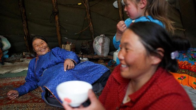 FOTO: Menjaga Identitas Dukha, Penggembala Rusa di Mongolia
