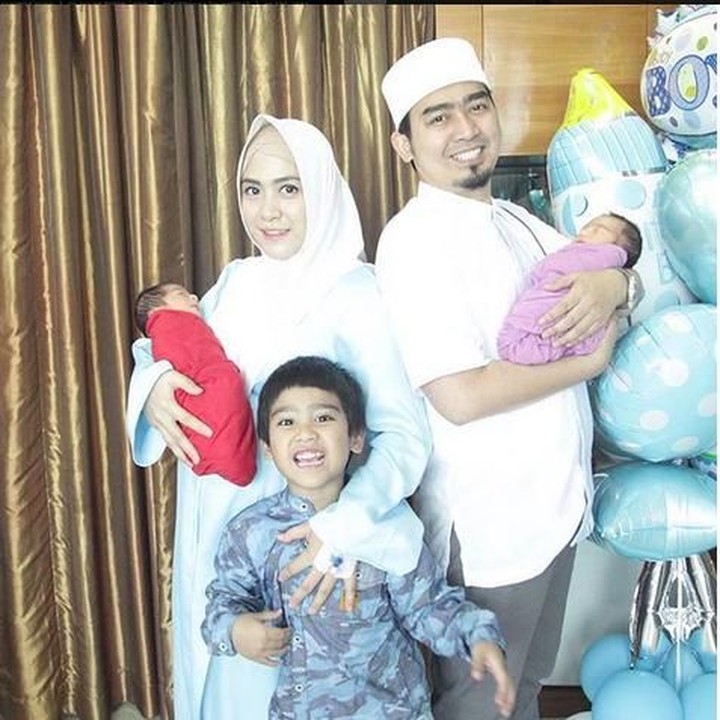 <p>So sweet, ini potret lengkap Ustaz Solmed bersama istrinya April Jasmine, Sulthan dan si kembar. Harmonis! (Foto: Instagram @ustad_solmed)</p>