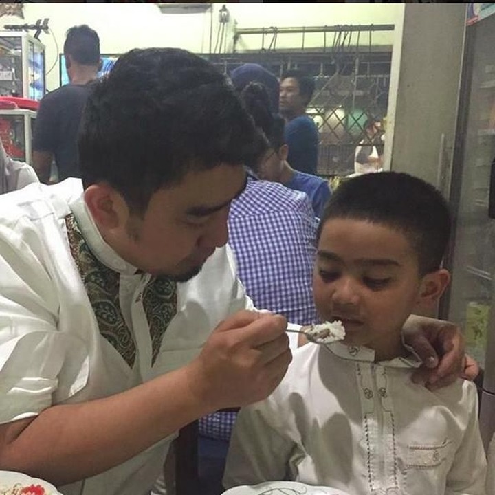 <p>Tuh lihat, Ustaz Solmed nggak canggung nyuapin Sulthan. (Foto: Instagram @ustad_solmed)</p>