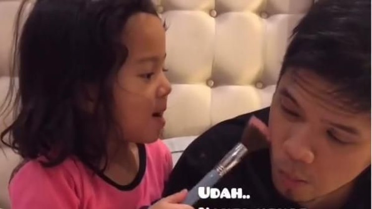 Tingkah Dayana Zoelie Ibrahim (Zoe), putri bungsu artis Artika Sari Devi-Baim menggemaskan. Lihat saja bun, Zoe mendandani ayahnya dengan make up bundanya.