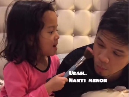 Aih! Lucunya Saat Anak Artika Sari Devi Mendandani Ayahnya