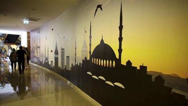 Tahun ini Indonesia menargetkan menjadi ranking pertama sebagai destinasi pariwisata halal terbaik dunia versi Global Muslim Travel Index (GMTI).