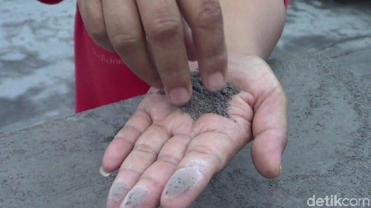 Hujan abu sempat dilaporkan terjadi di beberapa wilayah menyusul letusan freatik Gunung Merapi. Nah, ini yang bisa dijelaskan pada anak mengenai hujan abu.