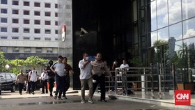 Tiba di KPK, Bupati Buton Selatan Tenteng Koran dan Bungkam