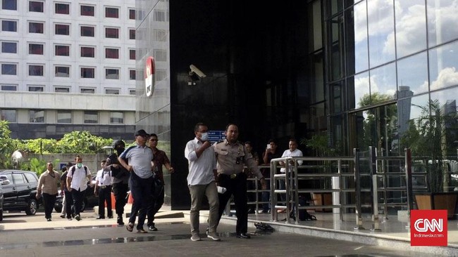 Bupati Buton Selatan Agus Feisal Hidayat tiba di Gedung KPK sekitar pukul 13.40 WIB, tanpa mau meladeni pertanyaan wartawan terkait kasus yang membelitnya.