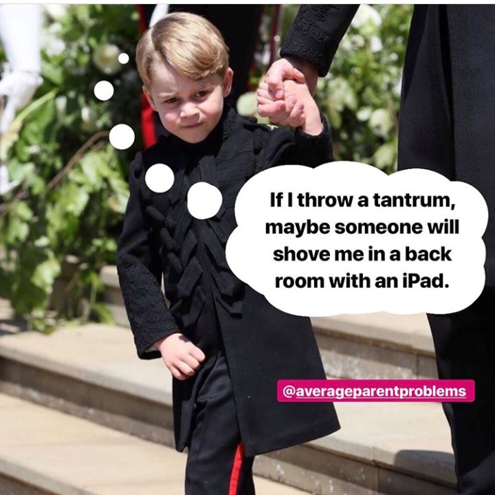 <p>Dalam beberapa jepretan foto, Pangeran George terlihat tidak begitu ceria. Mungkin Pangeran George bosan dan ingin bermain, he-he. Maklum anak-anak ya, Bun. (Foto: Instagram @averageproblems)</p>