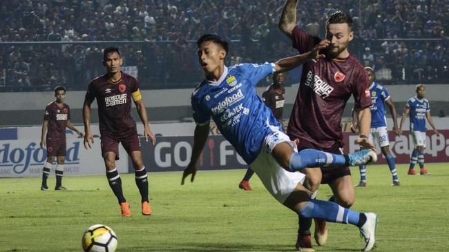 Persib Bandung bermain impresif di babak pertama dan unggul 2-0 atas Persebaya Surabaya pada lanjutan Liga 1 2018.