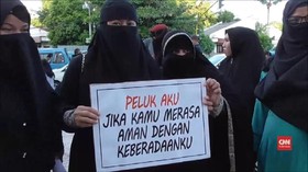 VIDEO: Wanita Bercadar Gelar Aksi 'Peluk Aku'