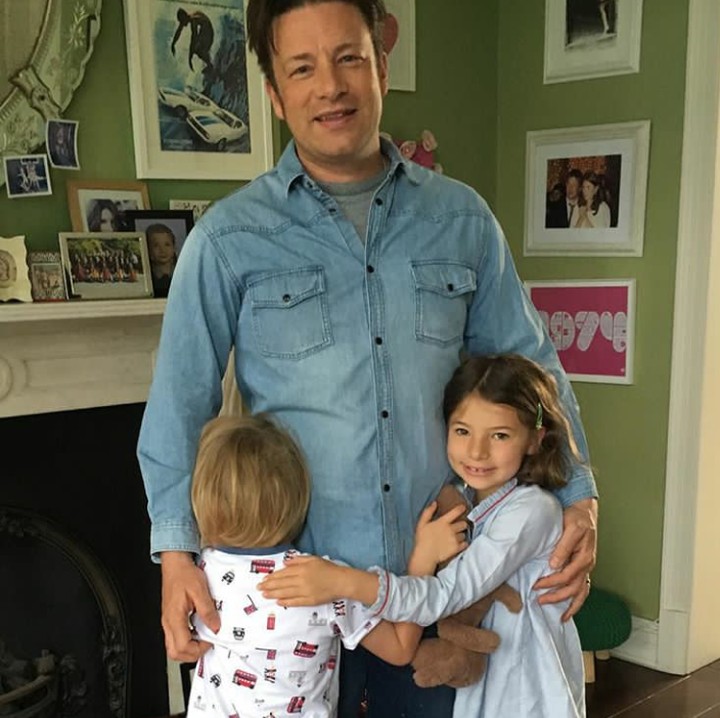 <p>Meskipun terbilang sibuk, Jamie Oliver selalu sempatkan diri untuk bermain anak-anaknya. (Foto: Instagram @joolsoliver)</p>