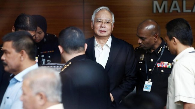 Eks-PM Malaysia Najib Razak menghadapi sidang tuntutan skandal penyelewengan dana lembaga investasi 1 Malaysia Development Berhad (1MDB), Rabu (4/7) pagi.