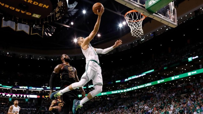 Boston Celtics berhasil unggul 3-2 atas Cleveland Cavaliers di final Wilayah Timur NBA usai memenangkan gim kelima.