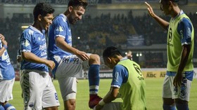 Menang Dramatis, Persib Menjauh di Puncak Liga 1 2018