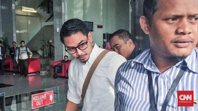 Usai diperiksa penyidik KPK atas dugaan korupsi yang dilakukan Zumi Zola, adik dari gubernur nonaktif Jambi itu memilih diam seribu bahasa hindari wartawan.