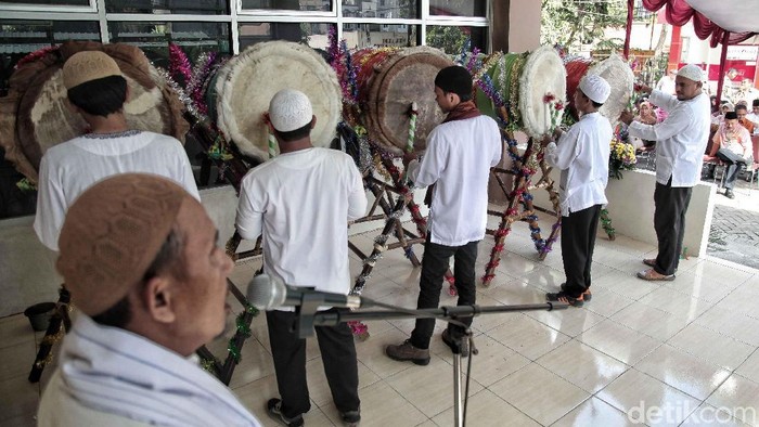 Sejumlah ibu-ibu ikut meramaikan Festival Pukul Bedug yang digelar di kantor Kecamatan Kelapa Gading, Jakut. Seperti apa sih keseruannya?