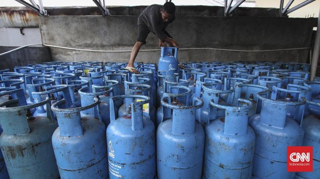 Beberapa pengecer di Jakarta Selatan menaikkan harga jual gas elpiji non subsidi ukuran 12 kg menjadi Rp175 ribu sampai Rp180 ribu.