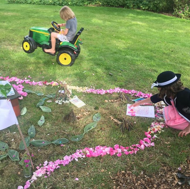 <p>Petal dan Buddy, dua dari lima anak Jamie Oliver sedang membuat taman dengan tema fairytale katanya. (Foto: Instagram @joolsoliver)</p>