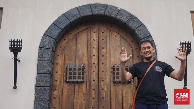 Hanung Bramantyo memamerkan kondisinya usai operasi kaki akibat tertimpa motor 220 kg. Ia langsung kembali ke lokasi syuting. 